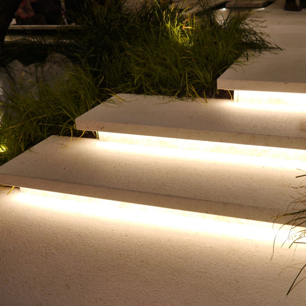 Beleuchtete Gartentreppe