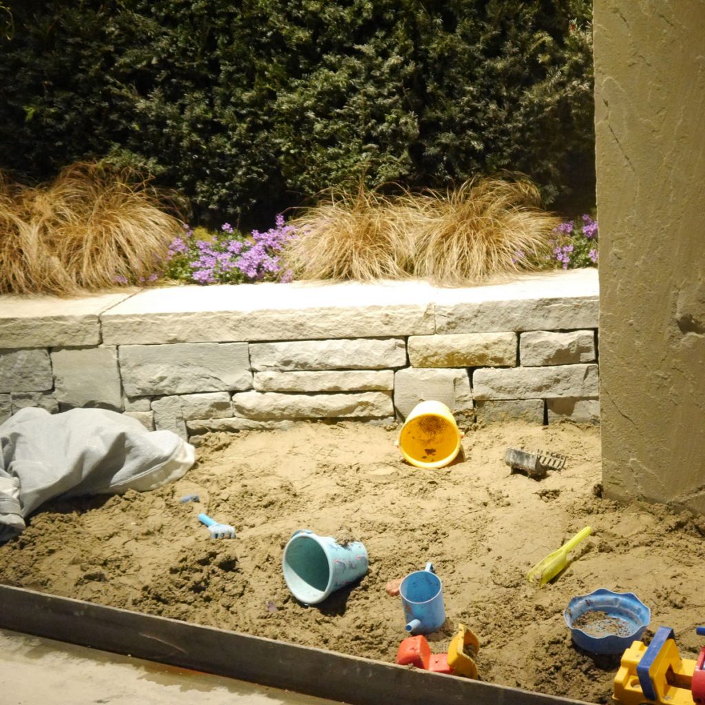 Sandkasten im Garten für Kinder