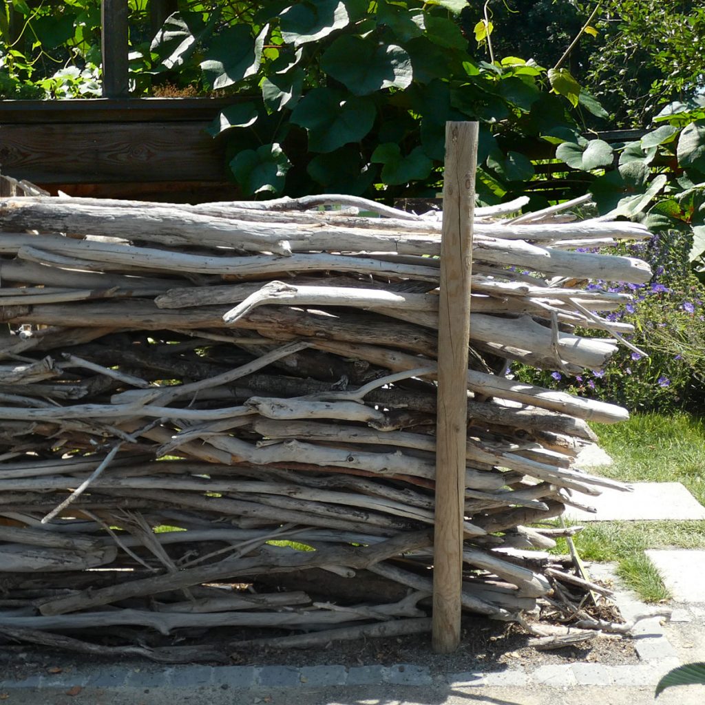 Natürlich und voller Leben: Kreative Ideen mit Totholz im Garten 103