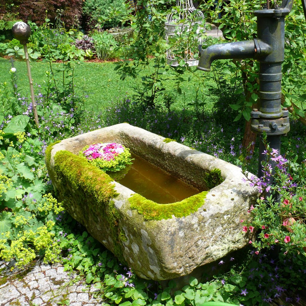 Brunnen im Cottage Garten
