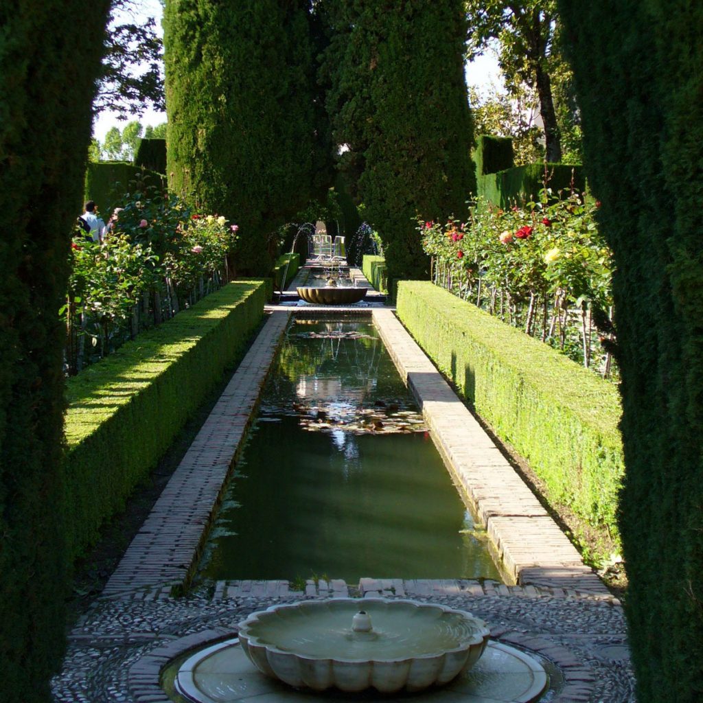 Exklusiver Luxusgarten: Entspannung und Erholung in stilvollem Ambiente 26
