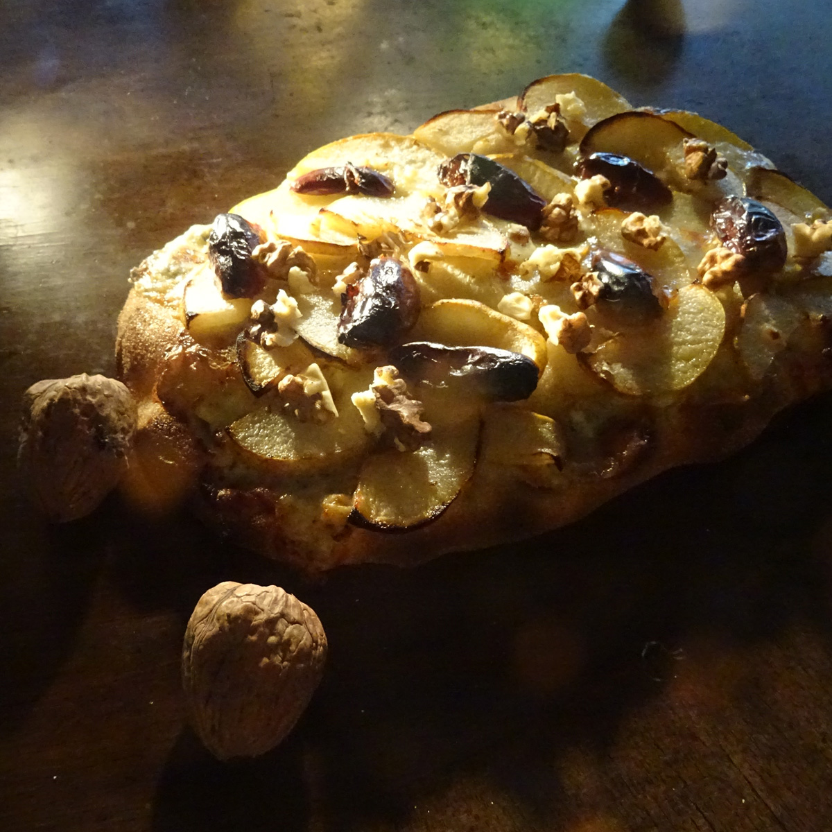 Pinsa Gorgonzola mit Birnen, Datteln und Walnüssen