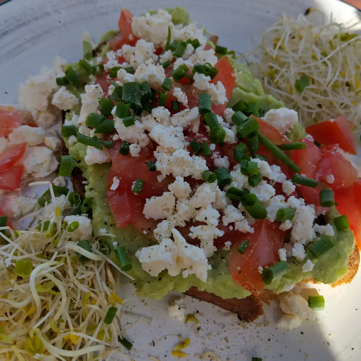 Tomate Feta Avocado auf Bauernbrot- der leichte Sommer-Snack